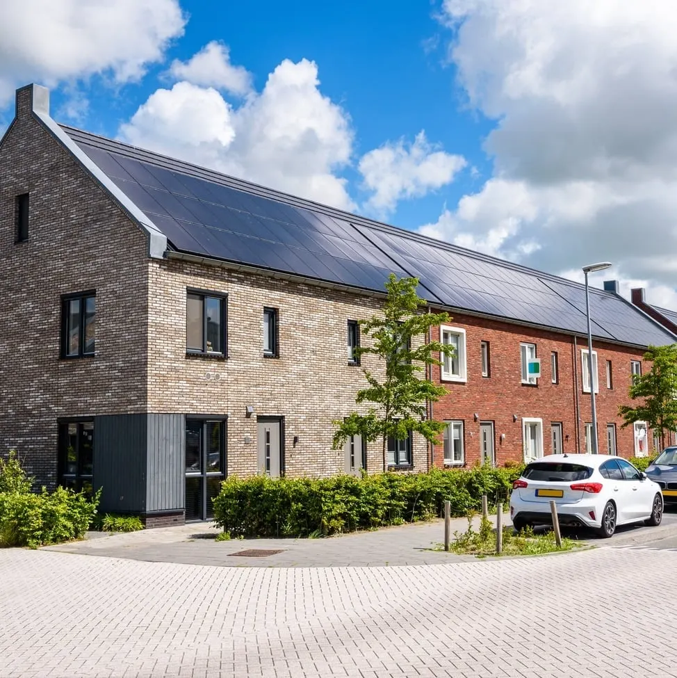 Rijtjeswoningen met zonnepanelen op het dak